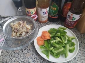 接着把青椒洗净切小块，直接掰也是可以的，胡萝卜切点薄片。