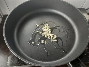 起锅，倒入少许植物油，加入蒜末炒香。