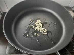 起锅，倒入少许植物油，加入蒜末炒香。