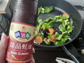 加入一勺味极鲜臻品蚝油，可适当点一点点的纯净水。
