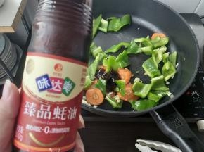 加入一勺味极鲜臻品蚝油，可适当点一点点的纯净水。