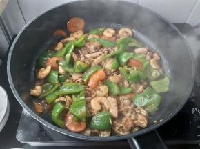 再次翻炒均匀，就可以关火了。