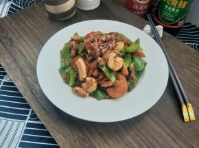 装盘，这道非常简单快手好吃的青椒炒海杂拌就可以上桌喽。