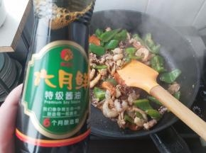 加入六月鲜特级酱油，一两勺即可，根据喜欢的色泽适当调整。