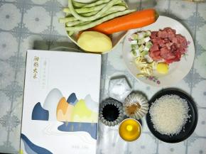 准备食材，葱姜蒜切开，猪肉切小块，蔬菜洗净。