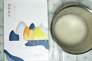 把大米淘洗干净上锅蒸熟。