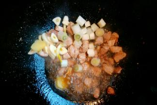 加入葱姜蒜炒香。