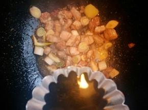 加入生抽翻炒均匀。