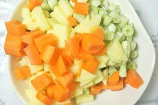 把蔬菜切小块。