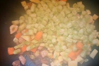 加入切好的蔬菜翻炒均匀。