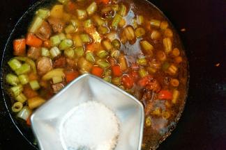 加入盐搅拌均匀开大火炖至收汁。