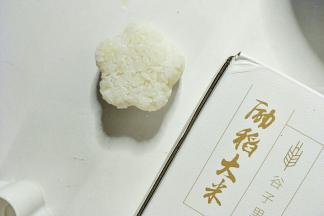 把蒸好的米饭放入饭团模具中压出花朵饭团。