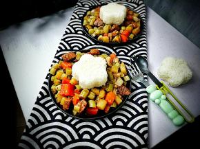 把炖好的菜装盘，把饭团放入即可。