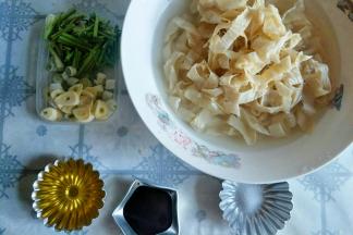 准备食材~葱蒜切开，香菜切段~