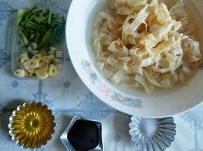 准备食材~葱蒜切开，香菜切段~