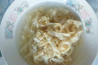 提前用清水吧豆腐皮泡软。