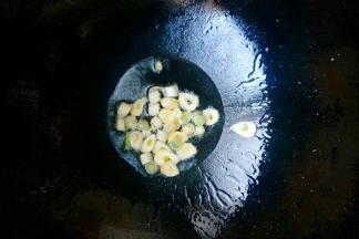 锅中倒入植物油开小火，油温7成热放入葱蒜炒香。