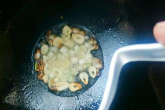 加入生抽翻炒均匀。