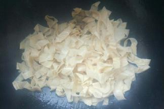 放入豆腐皮翻炒均匀。