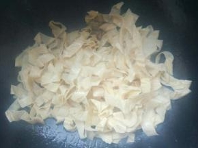 放入豆腐皮翻炒均匀。