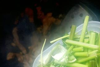 加入盐和香菜段翻炒均匀即可。