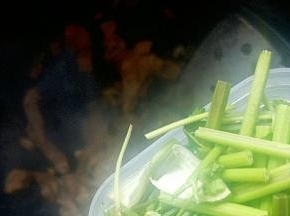 加入盐和香菜段翻炒均匀即可。