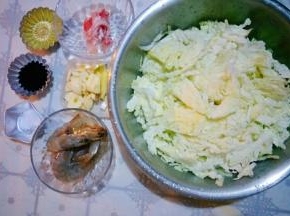 准备食材，猪肉切片，虾洗净去虾线，葱姜蒜切开，白菜切丝。