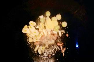 加入葱姜蒜炒香。