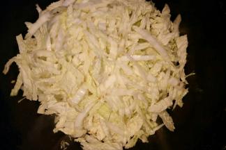 加入白菜炒至出汁。