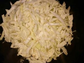 加入白菜炒至出汁。