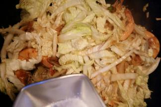 加入盐炒均匀即可。