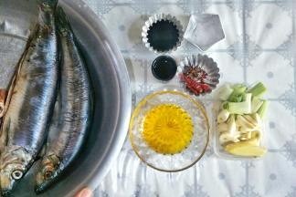 准备食材，把鱼去鳃去内脏洗净，葱姜蒜切段。