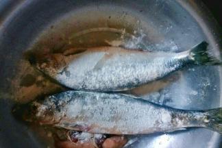 把鱼用盐腌制1小时后表面裹一层干面粉。