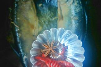 加入花椒、八角、干辣椒炒香。