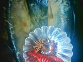 加入花椒、八角、干辣椒炒香。