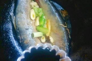 放入葱姜蒜炒香后加入酱油。