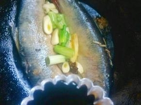放入葱姜蒜炒香后加入酱油。