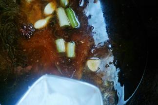 放入盐开大火煮至收汁即可。