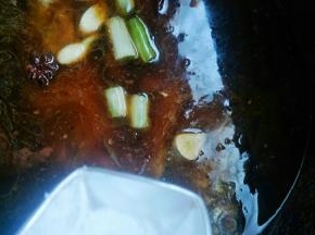 放入盐开大火煮至收汁即可。