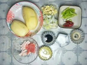 准备食材:葱蒜切开，青椒切丝，猪肉切小片。