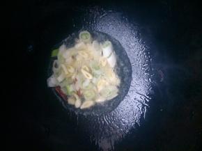 加入葱姜蒜干辣椒炒香。