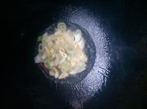 加入葱姜蒜干辣椒炒香。