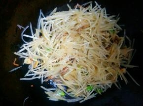 加入土豆丝开大火炒至断生。