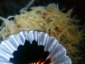 加入生抽翻炒均匀。