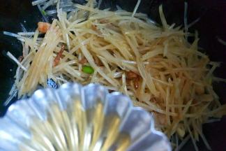 加入米醋翻炒均匀。