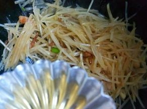 加入米醋翻炒均匀。