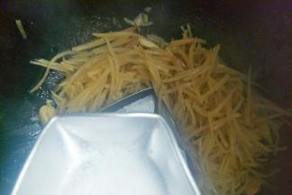 加入盐翻炒均匀。