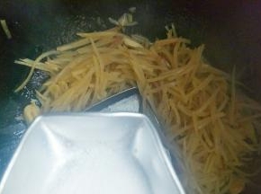 加入盐翻炒均匀。