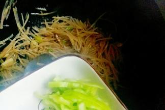 加入青椒丝翻炒均匀即可。