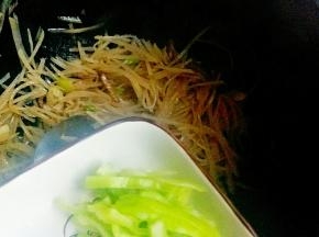 加入青椒丝翻炒均匀即可。